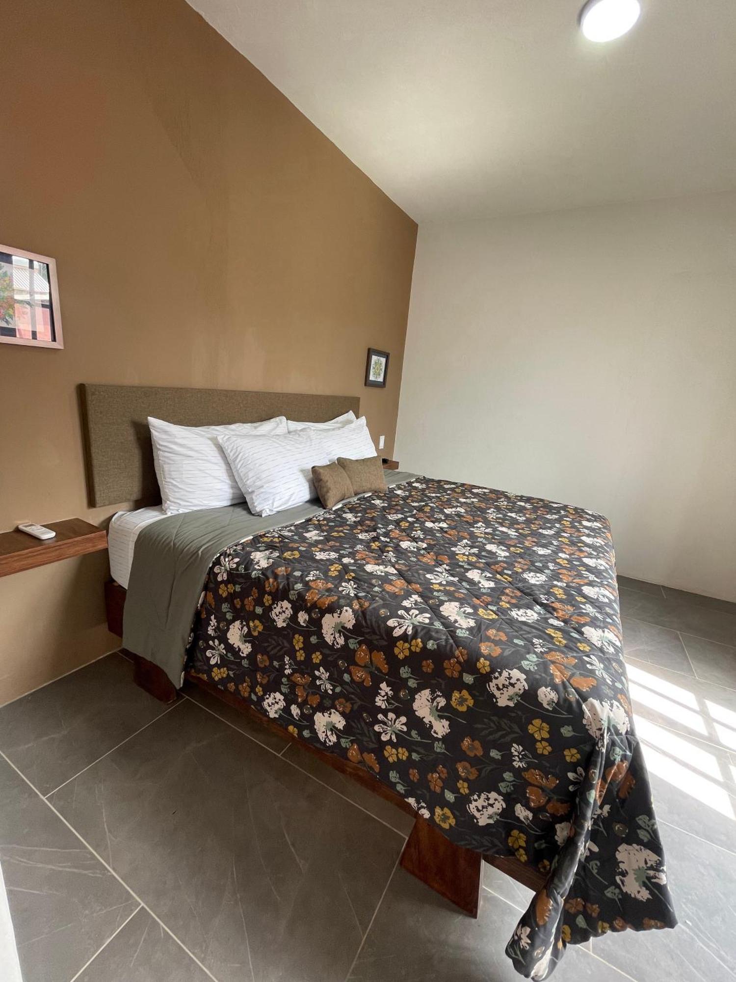 Quinta La Perla Hostel Guadalajara Bagian luar foto